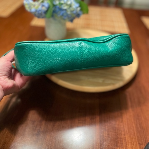 Liz Claiborne Crossbody or shoulder purse Adds a Great pop of green. Gold metal. - Picture 11 of 17